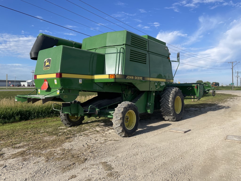 1990 John Deere 9500 Combine