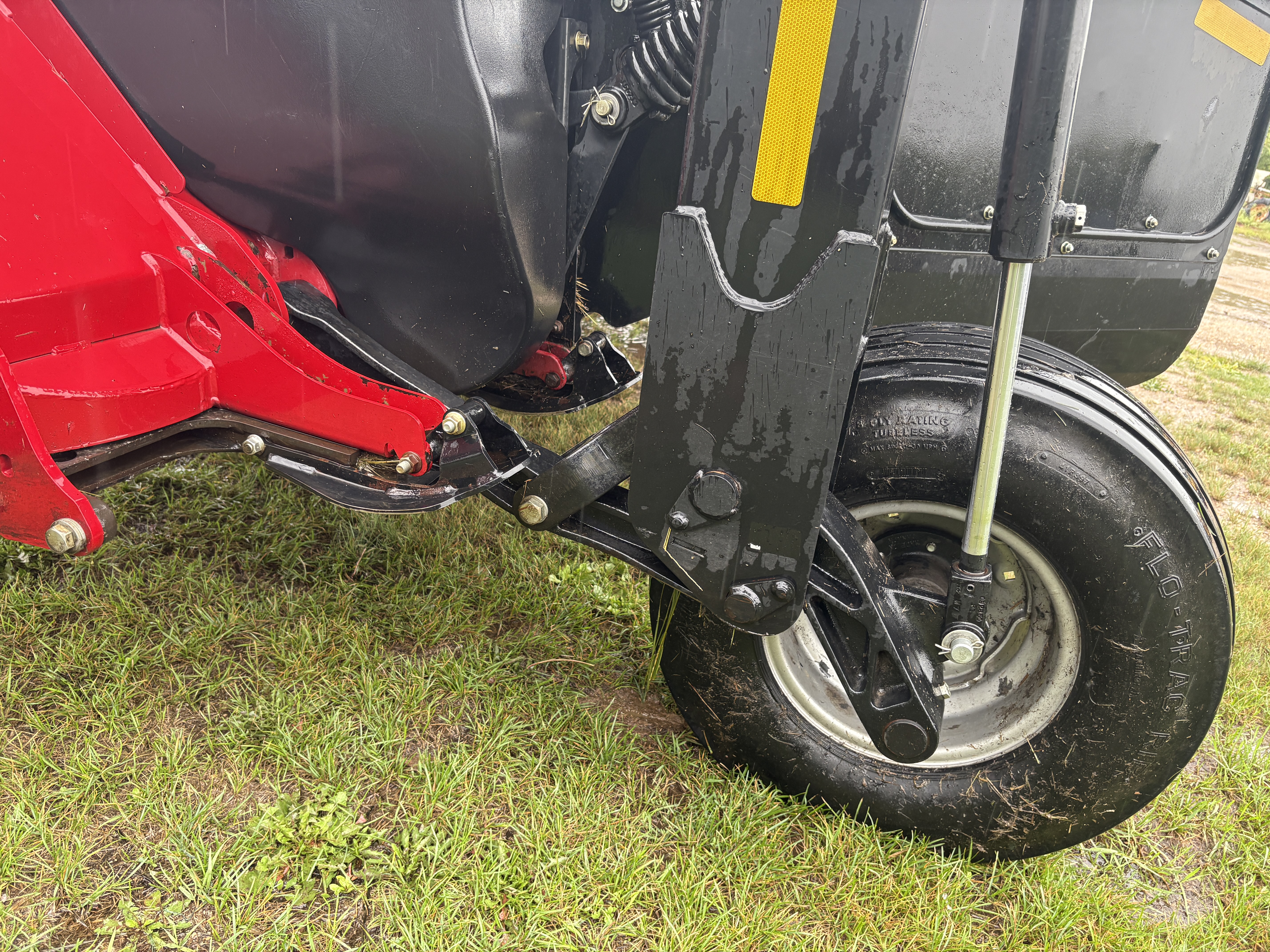 2017 MacDon R116 Mower Conditioner/Disc