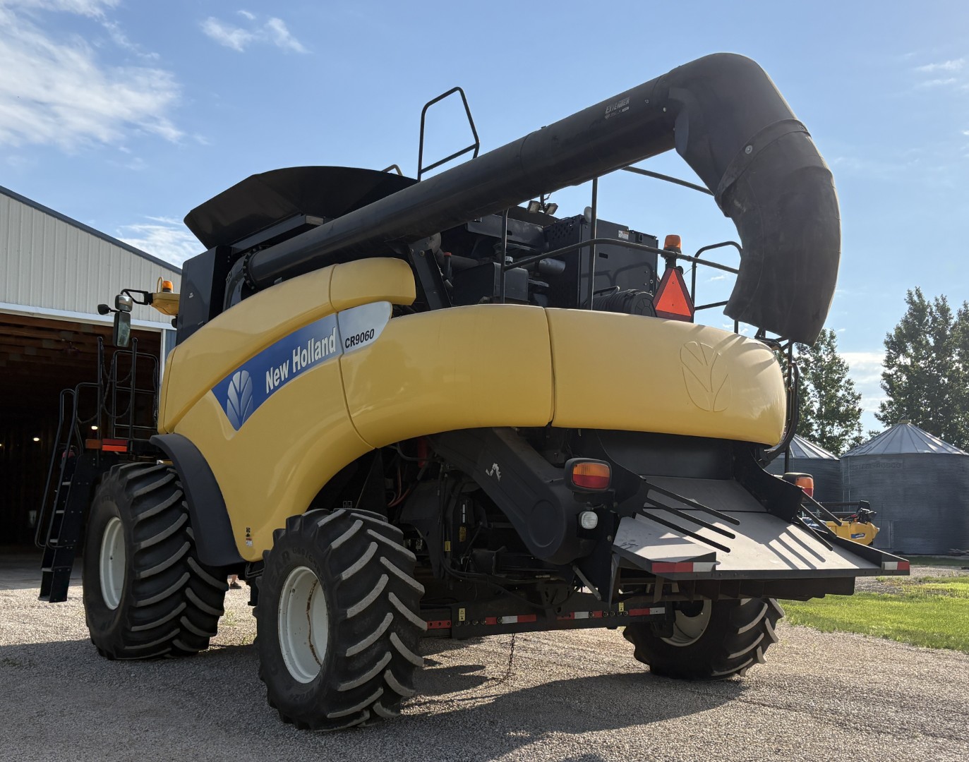 2007 New Holland CR9060 Combine