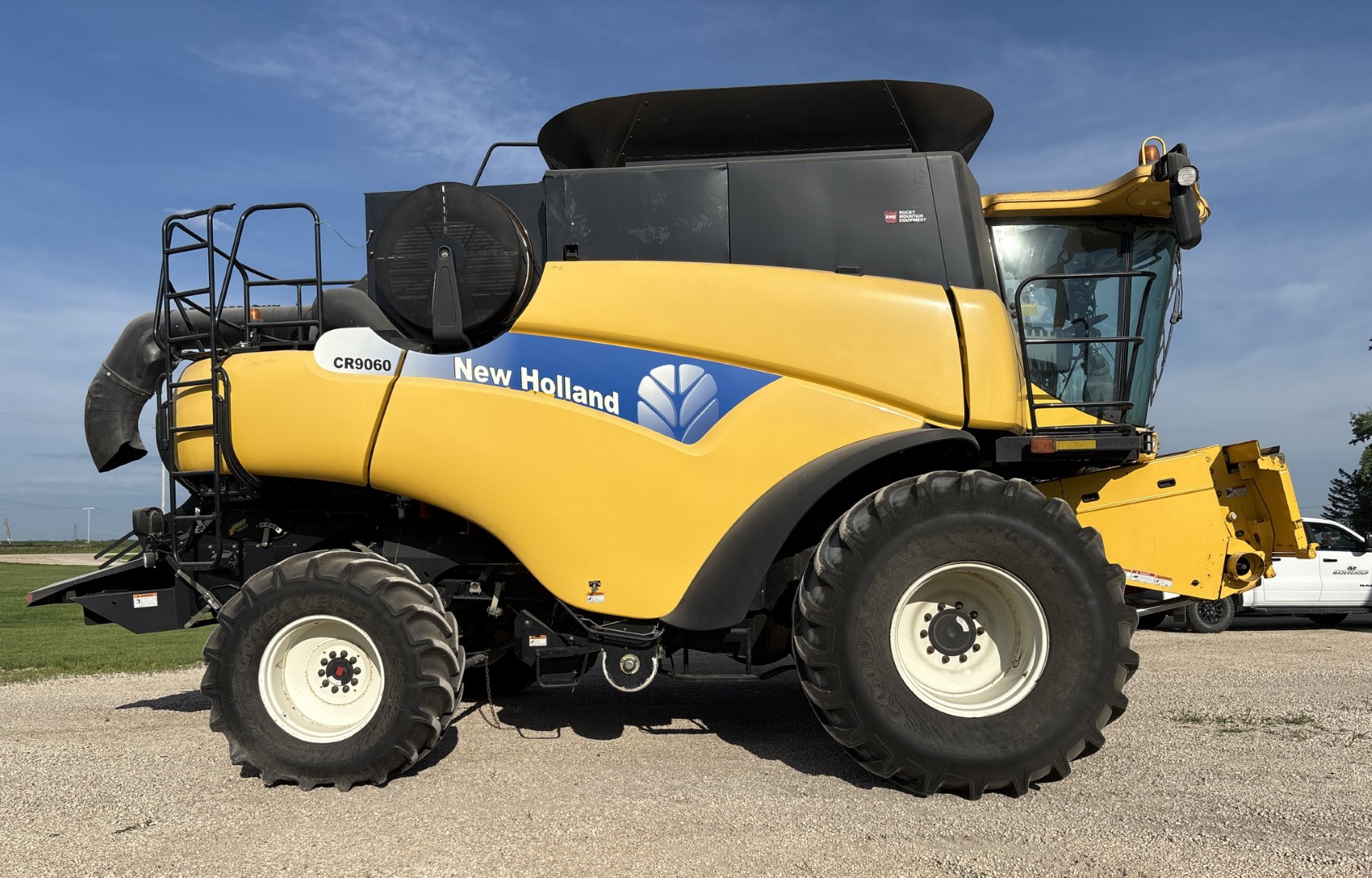 2007 New Holland CR9060 Combine