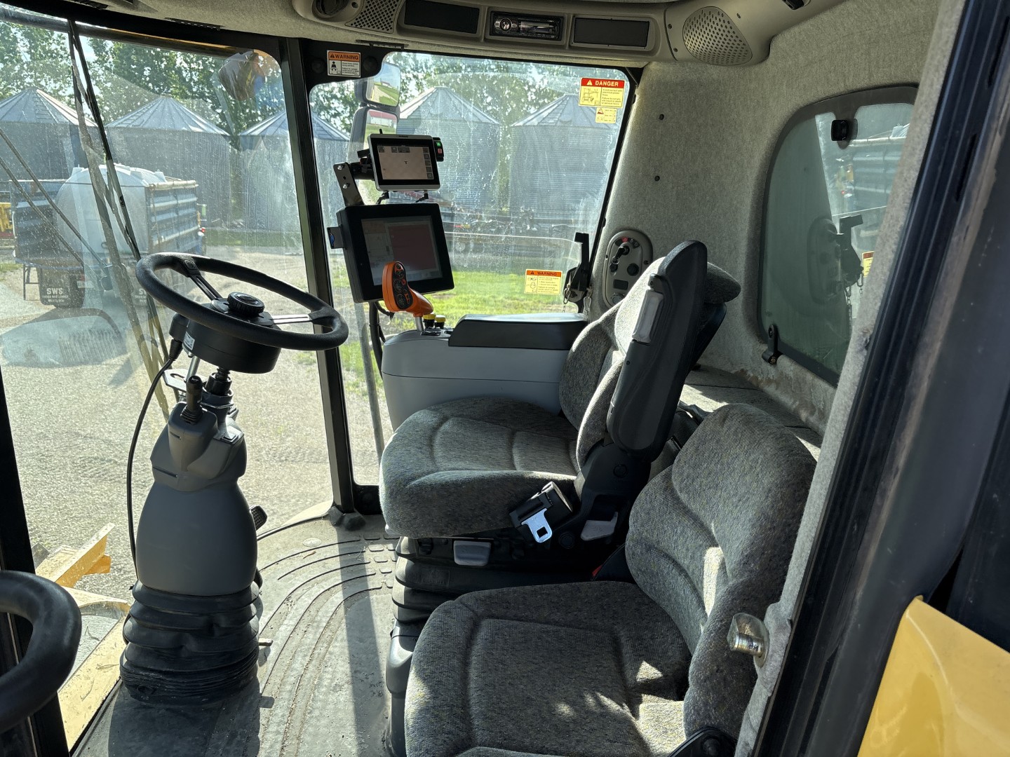 2007 New Holland CR9060 Combine