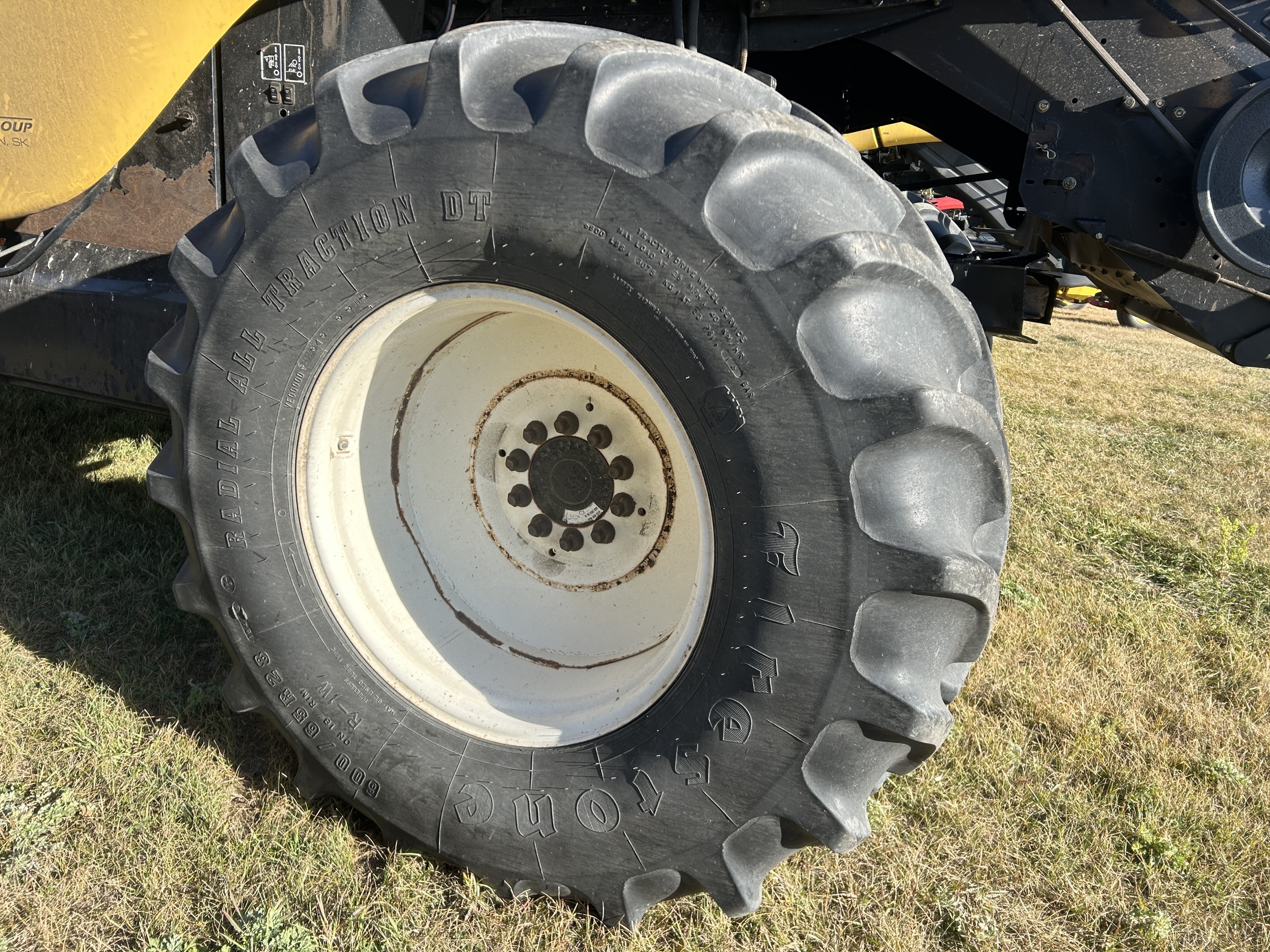 2007 New Holland CR9070 Combine