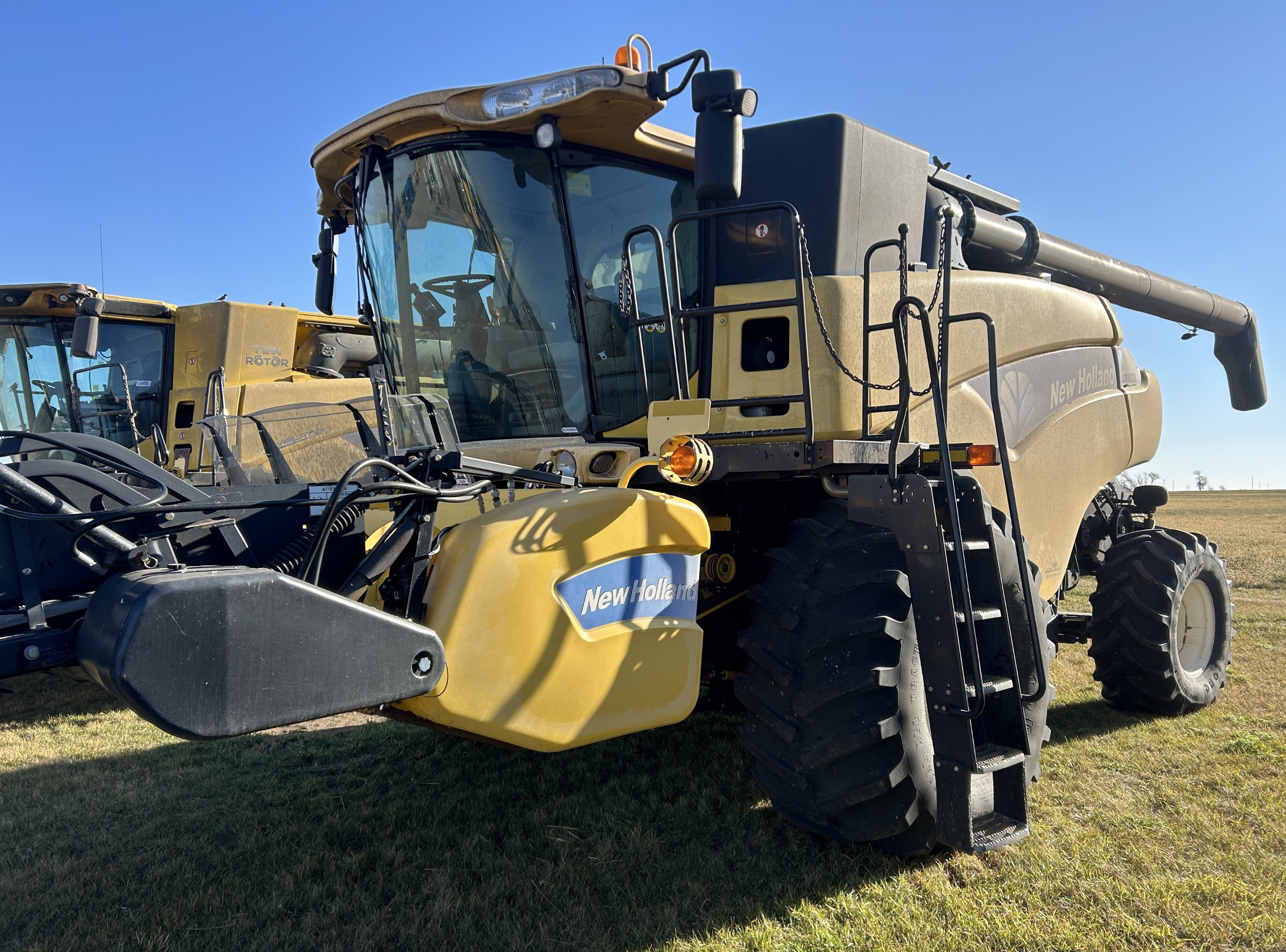 2007 New Holland CR9070 Combine