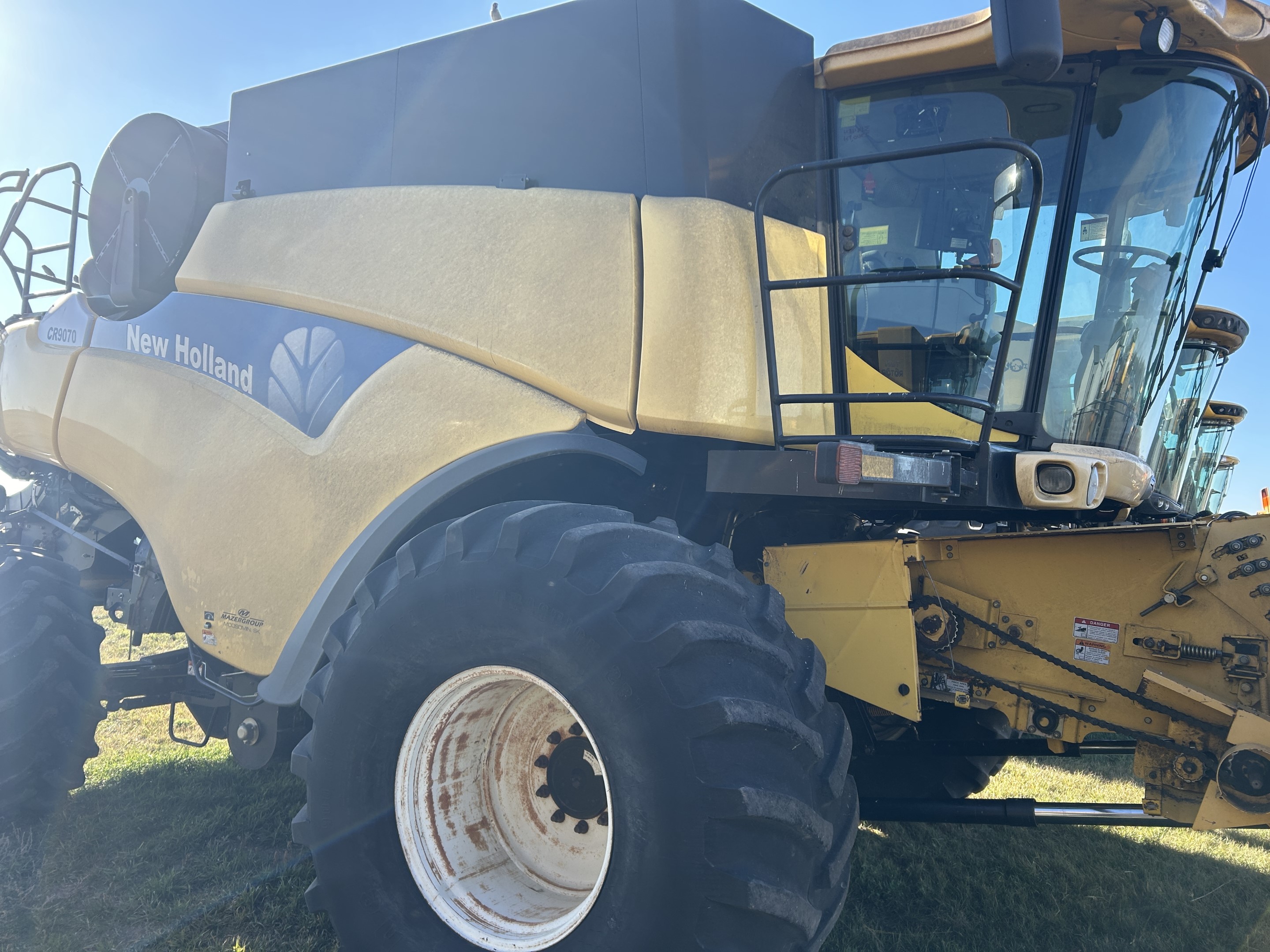 2007 New Holland CR9070 Combine