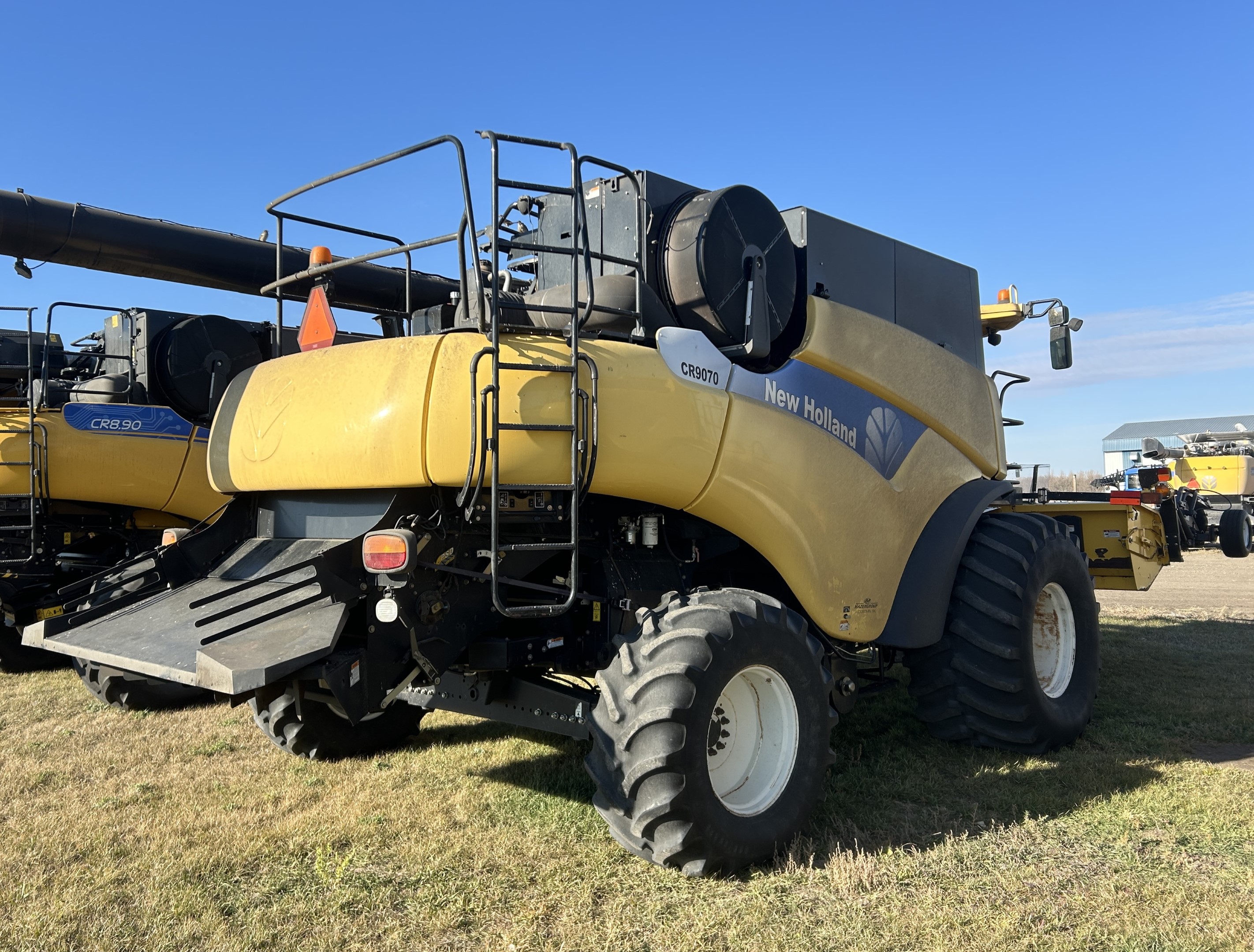 2007 New Holland CR9070 Combine