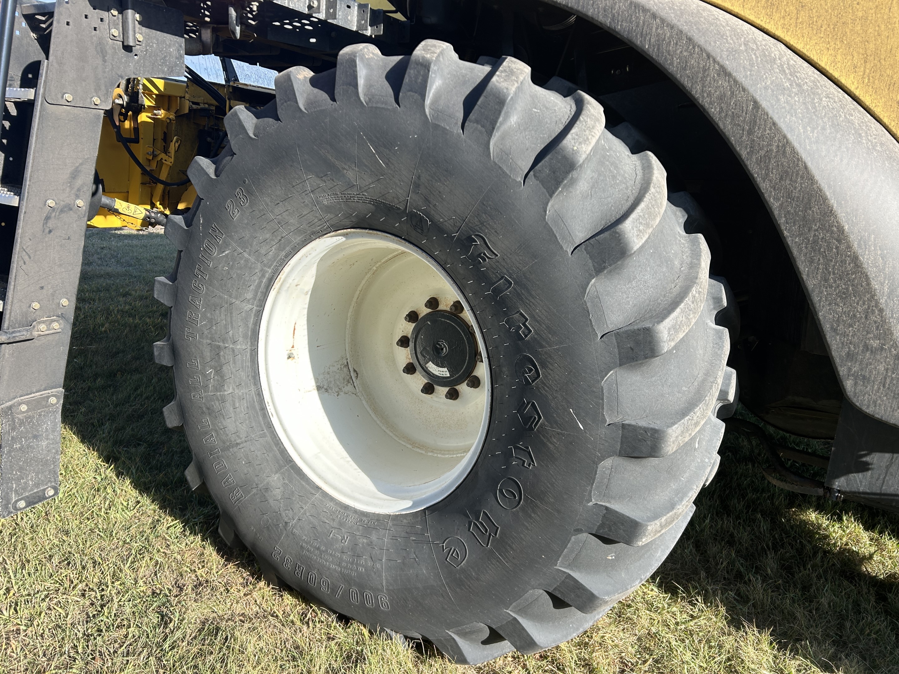 2007 New Holland CR9070 Combine