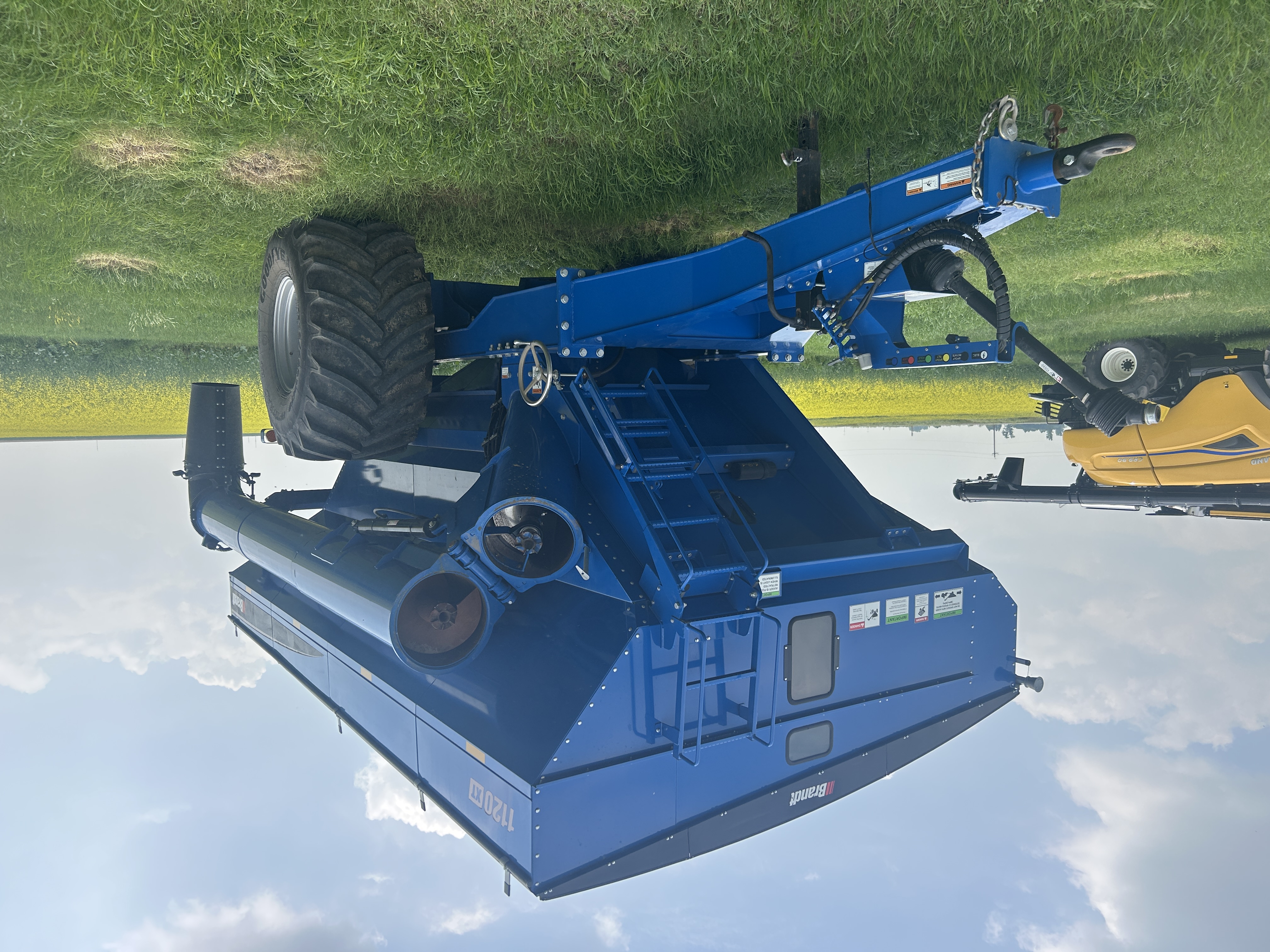 2021 Brandt 1120XT Grain Cart