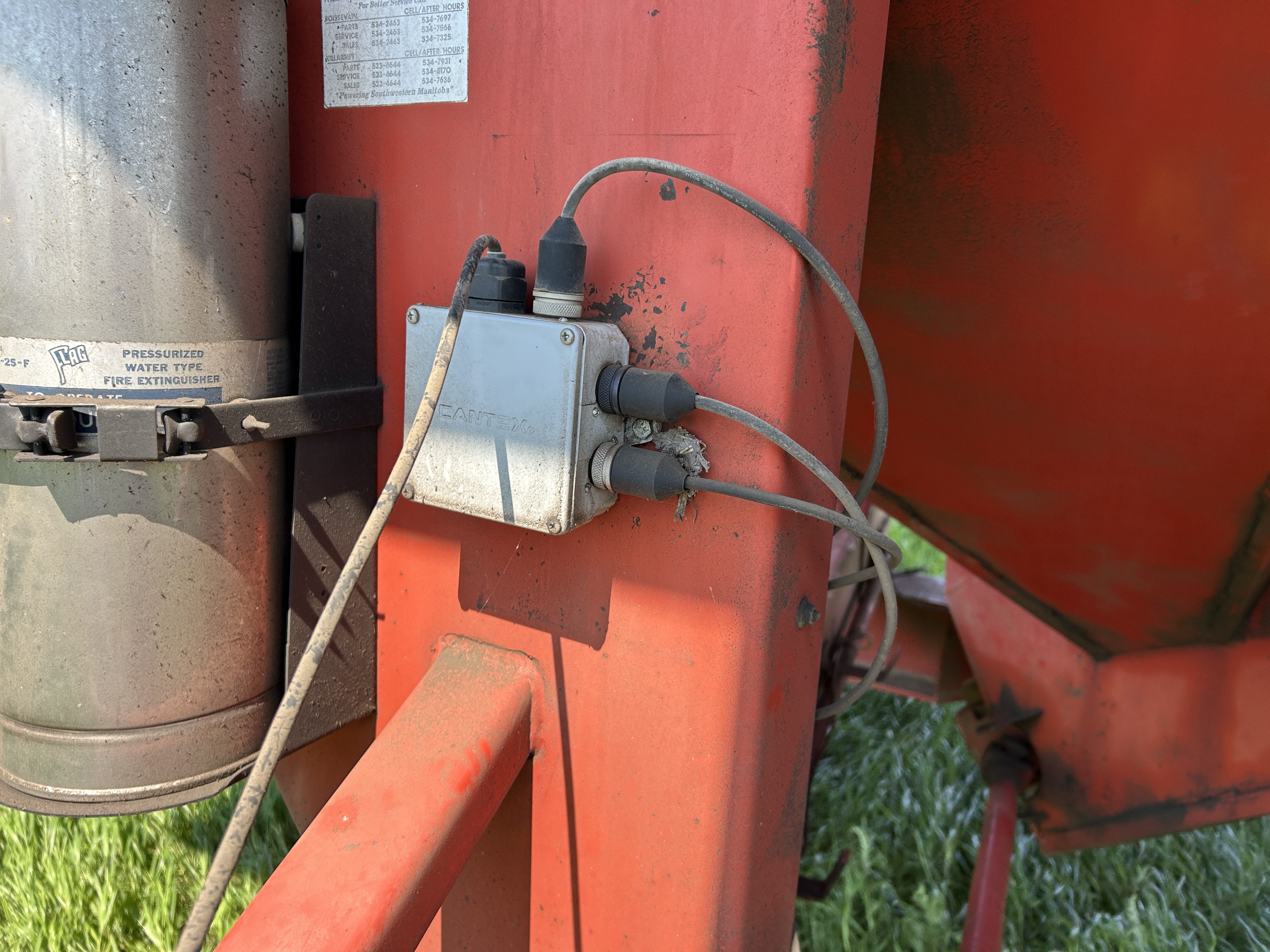 2005 Unverferth 8250 Grain Cart