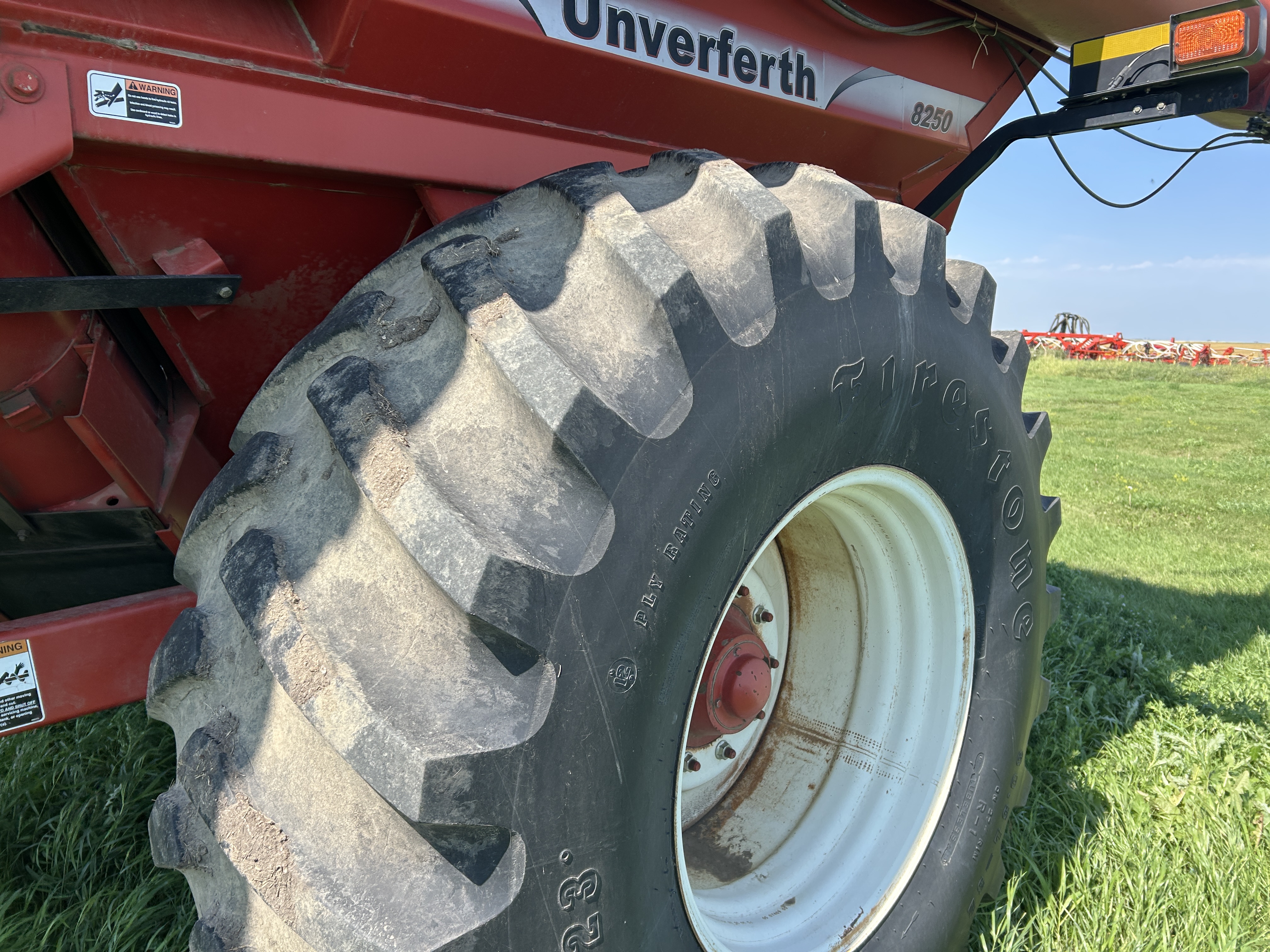 2005 Unverferth 8250 Grain Cart