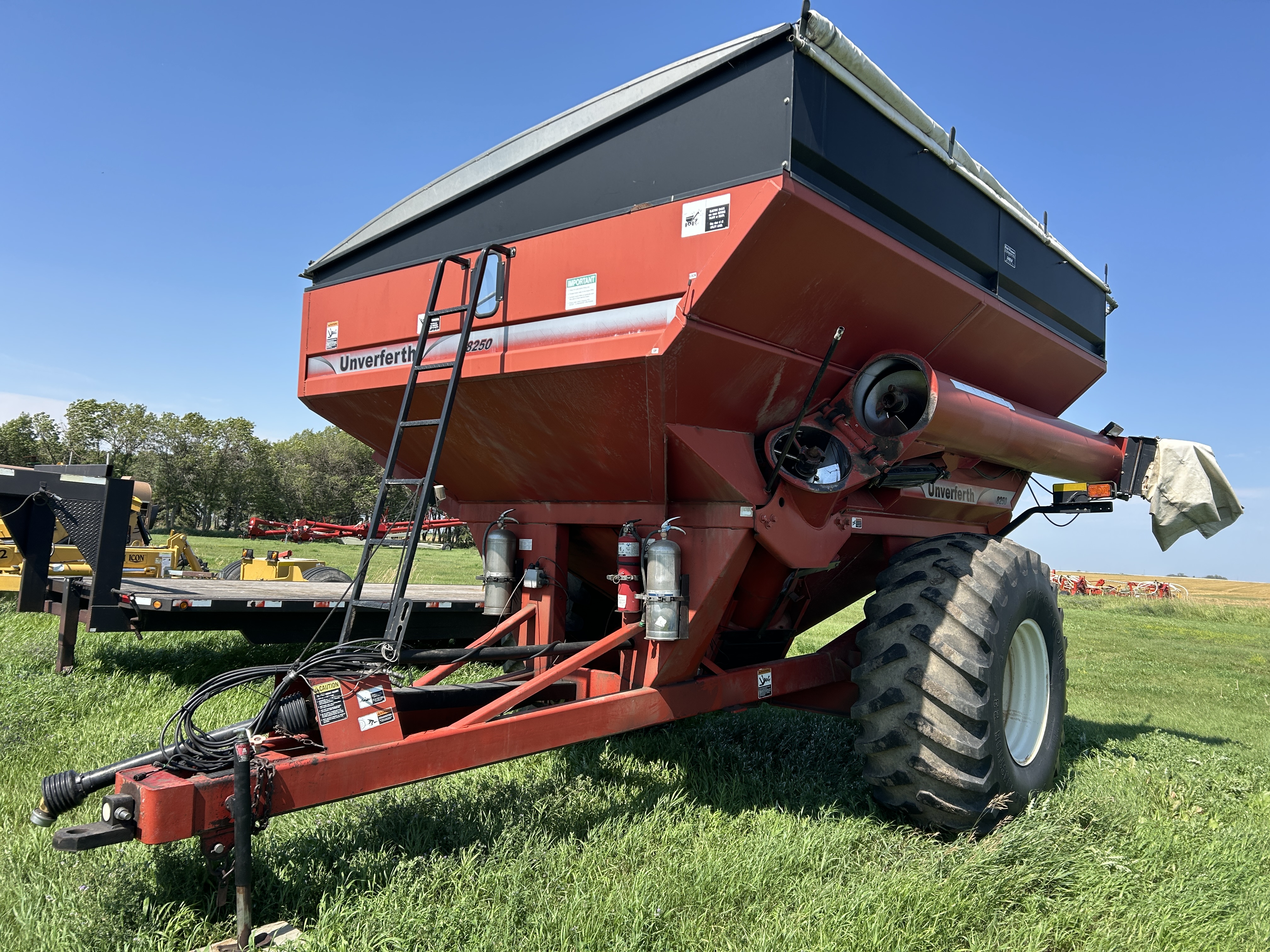 2005 Unverferth 8250 Grain Cart