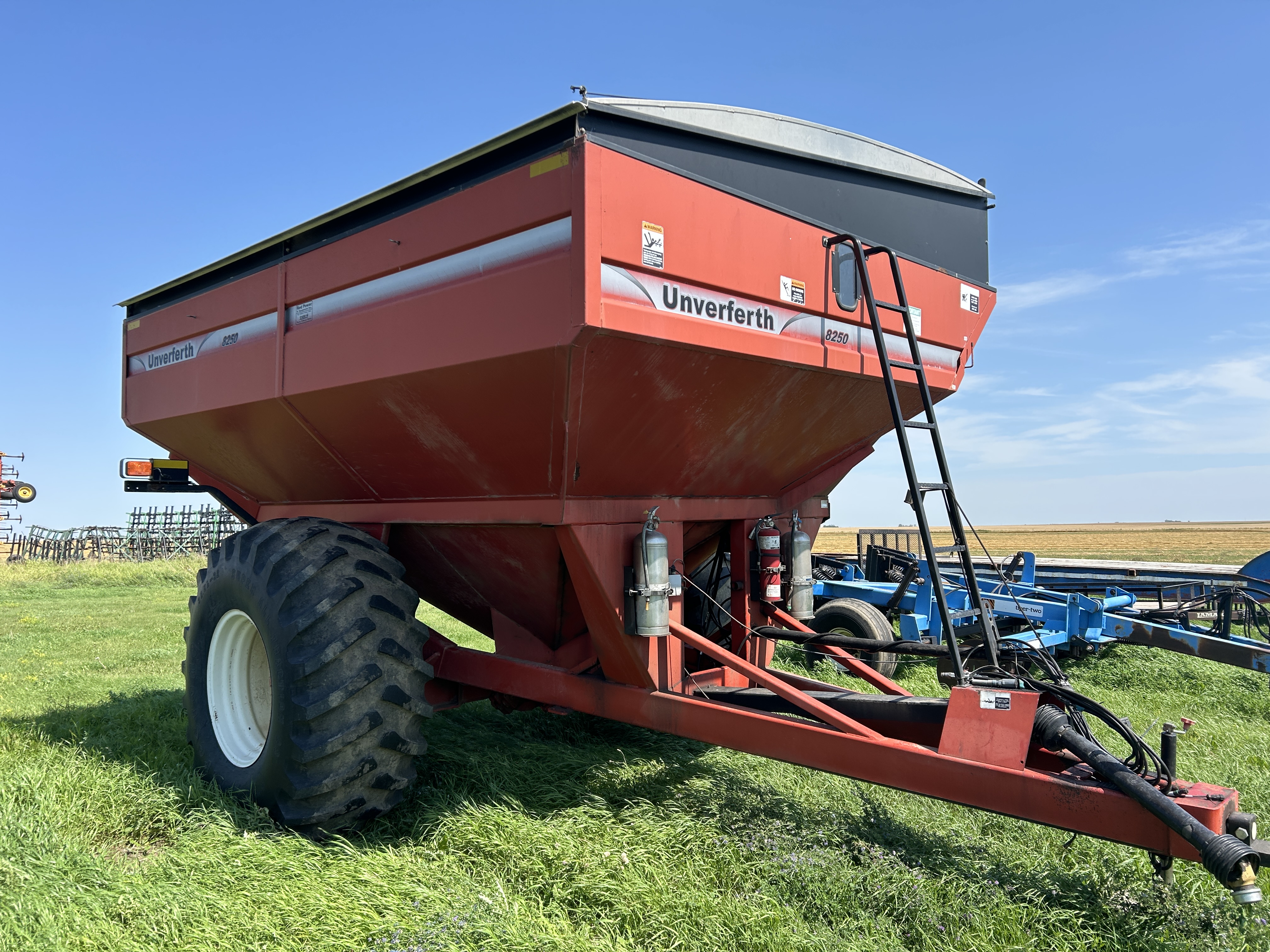 2005 Unverferth 8250 Grain Cart
