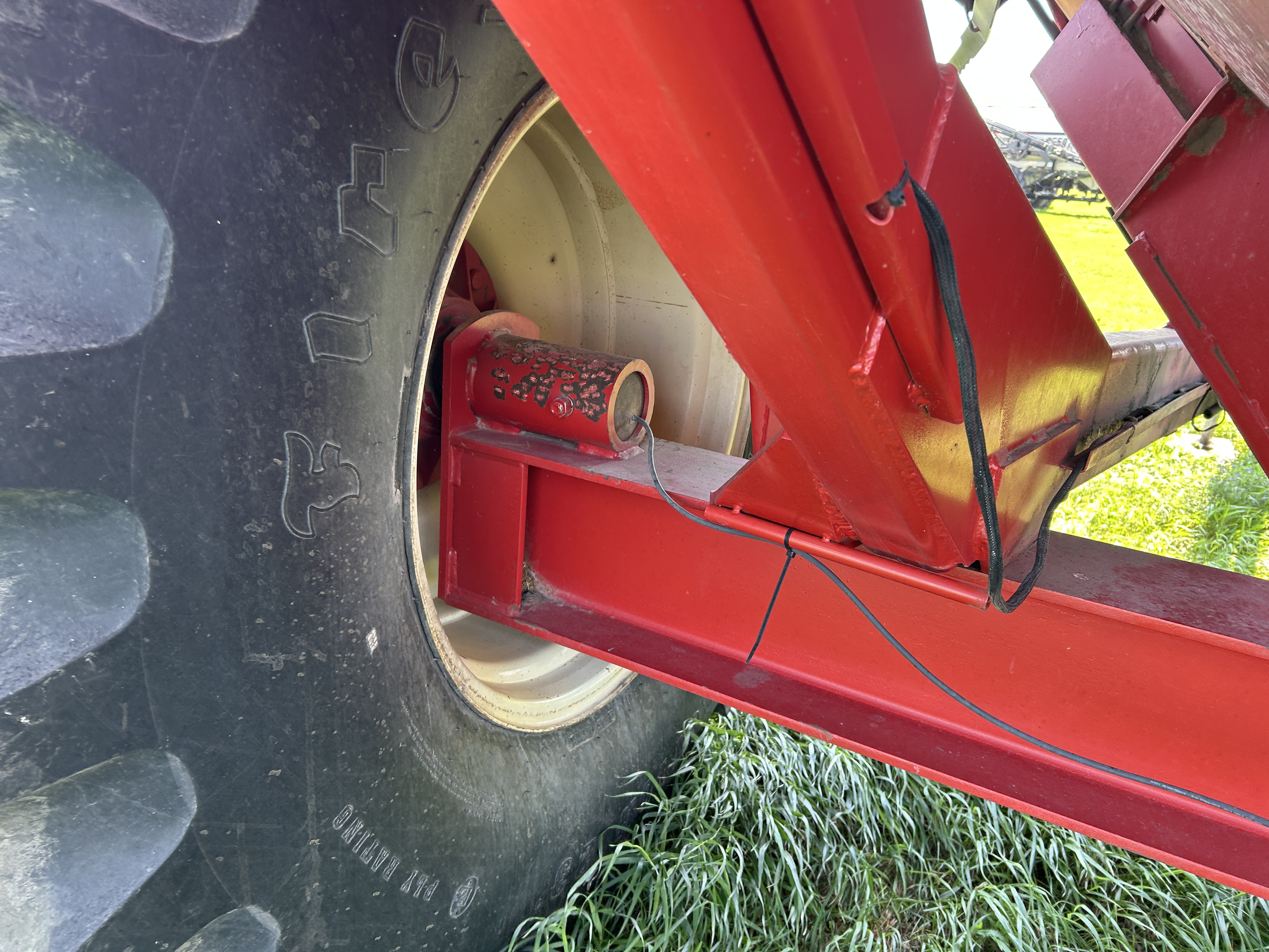 2005 Unverferth 8250 Grain Cart