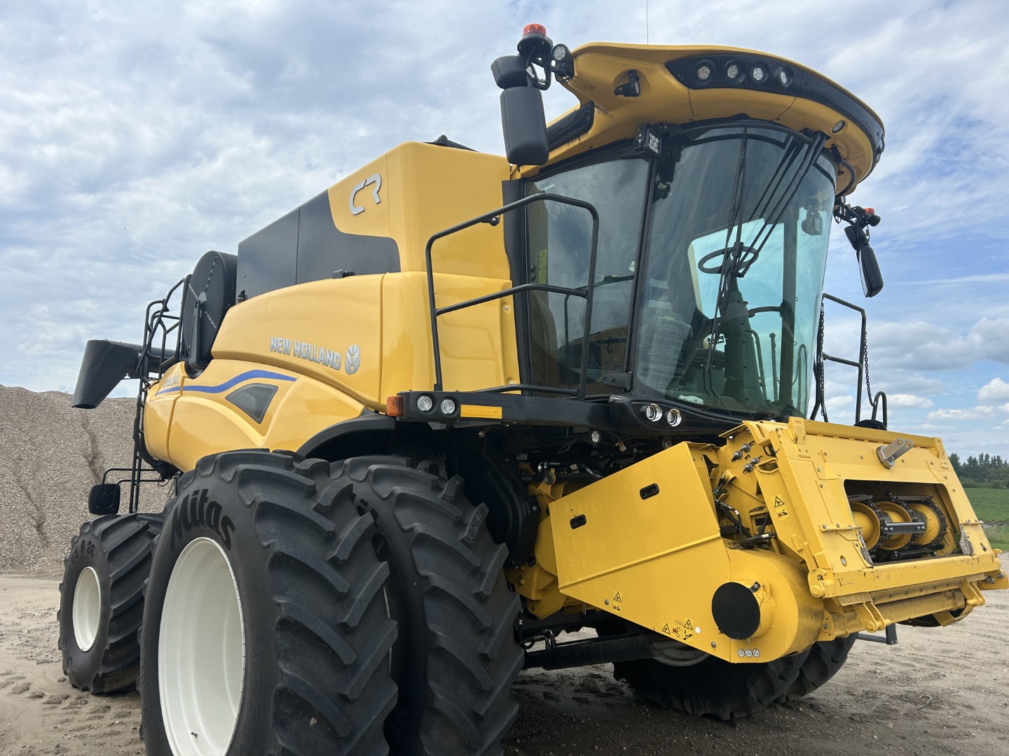 2025 New Holland CR9.90Z Combine