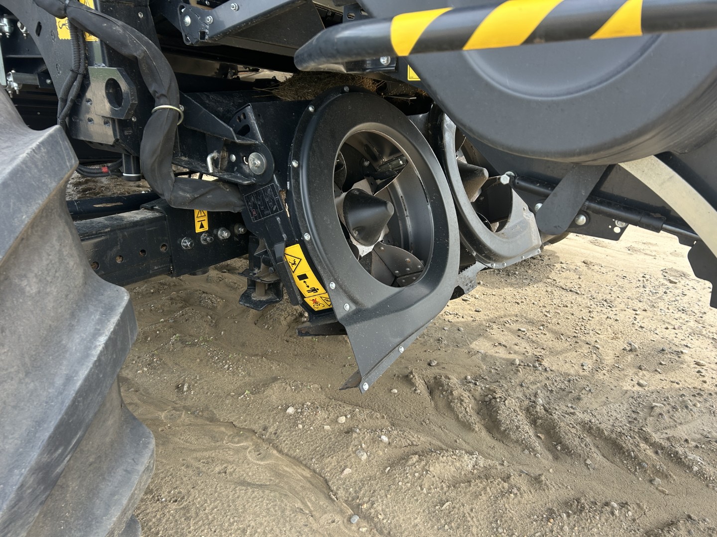 2025 New Holland CR9.90Z Combine