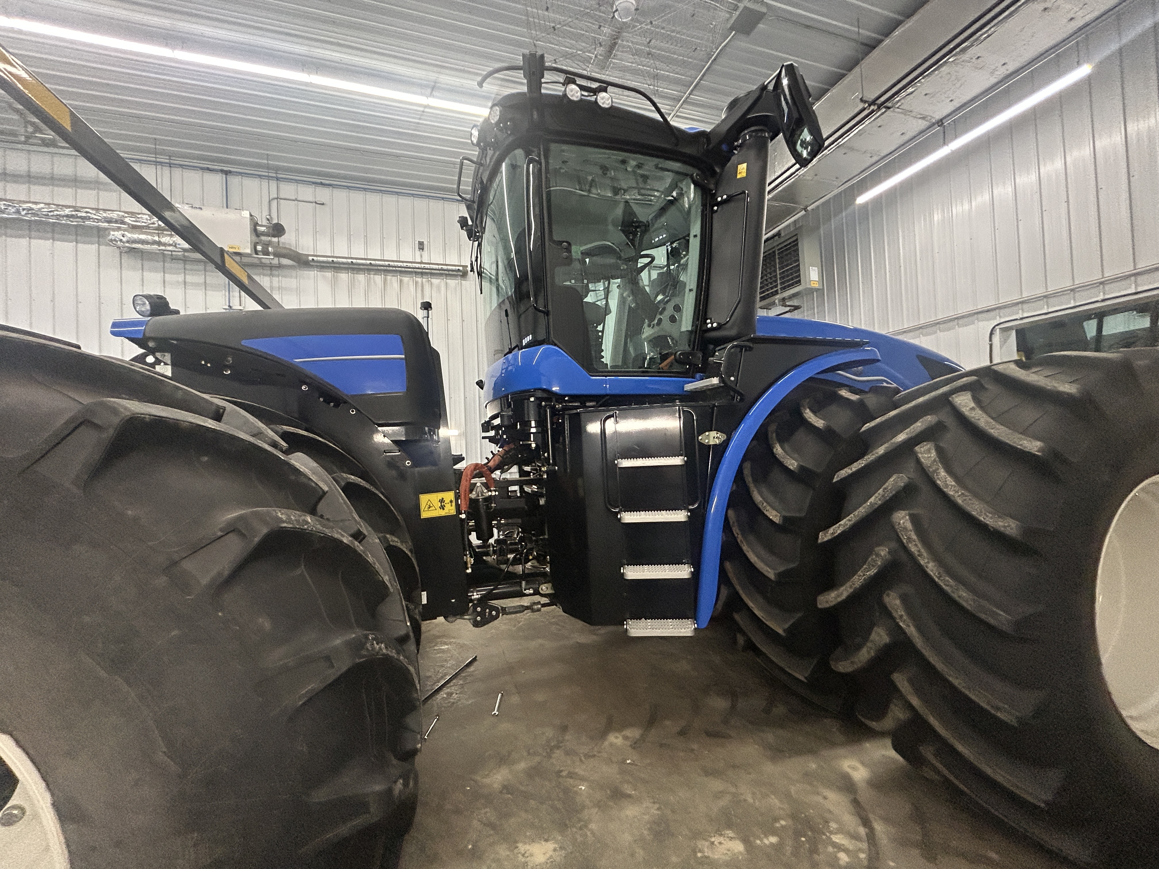 2025 New Holland T9.580 PLMI Tractor 4WD