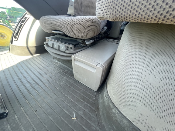 2015 John Deere 7210R Tractor