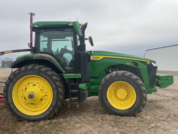 2022 John Deere 8R 250 Tractor
