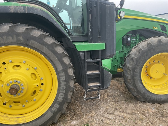 2022 John Deere 8R 250 Tractor