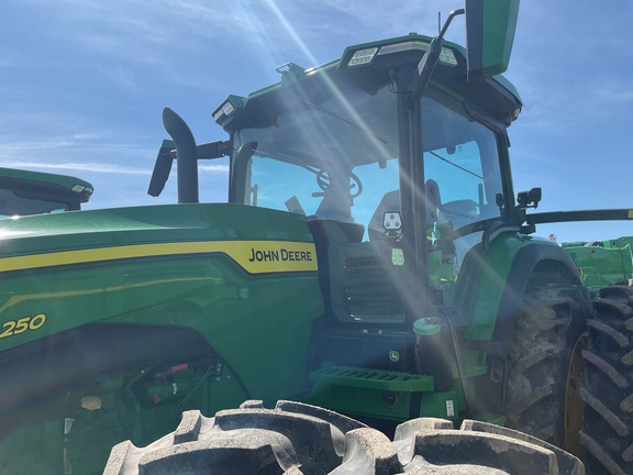 2022 John Deere 8R 250 Tractor