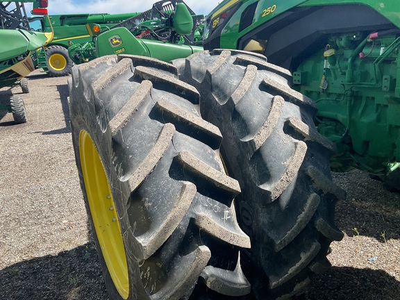 2022 John Deere 8R 250 Tractor