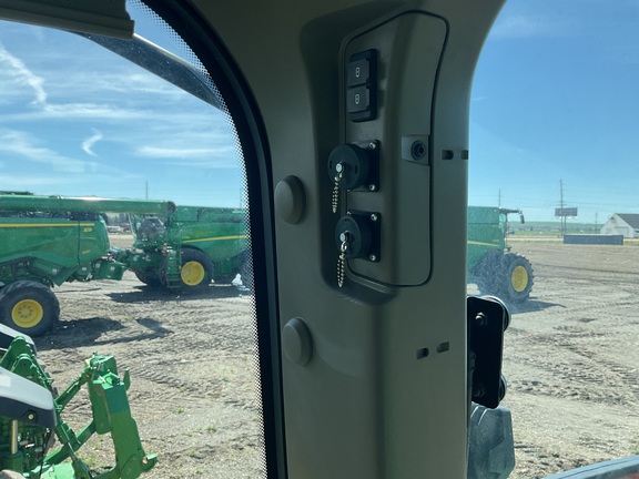 2022 John Deere 8R 250 Tractor