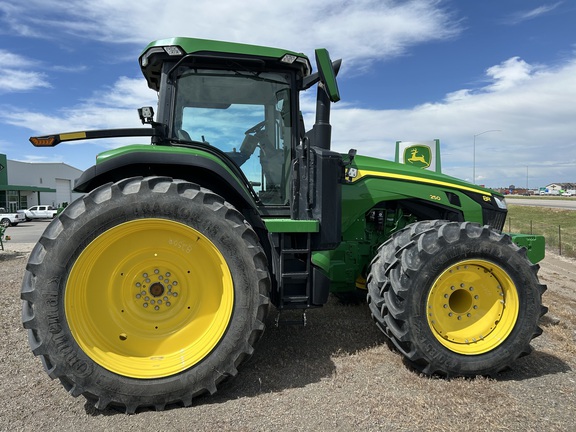 2022 John Deere 8R 250 Tractor