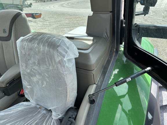 2022 John Deere 8R 250 Tractor