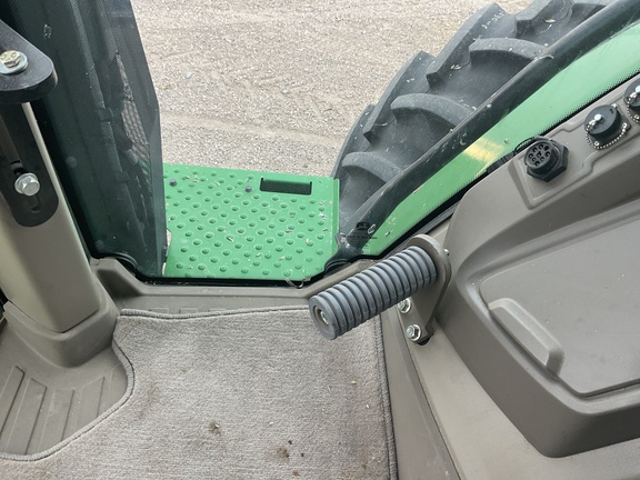 2022 John Deere 8R 250 Tractor