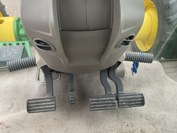 2022 John Deere 8R 250 Tractor