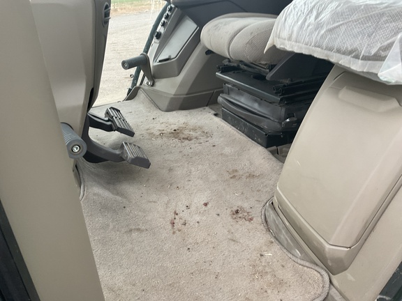 2022 John Deere 8R 250 Tractor