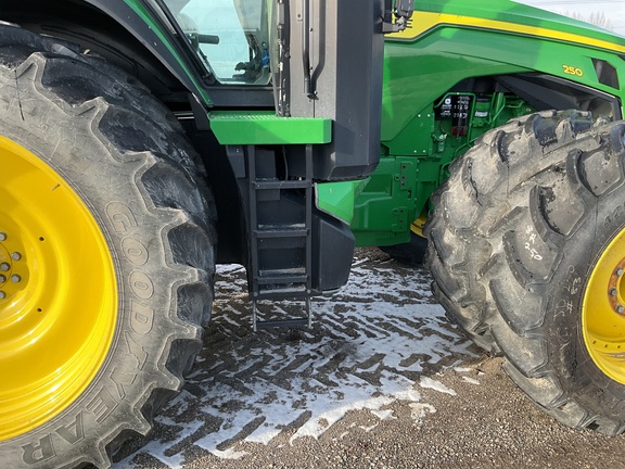 2022 John Deere 8R 250 Tractor