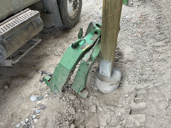 2013 John Deere 8335R Tractor