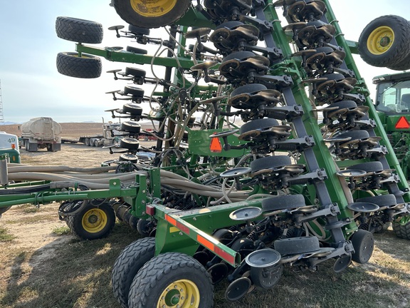 2011 John Deere 1890 Air Seeder