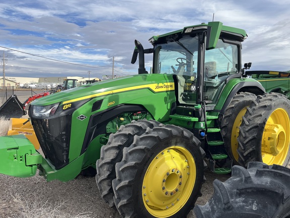 2022 John Deere 8R 250 Tractor