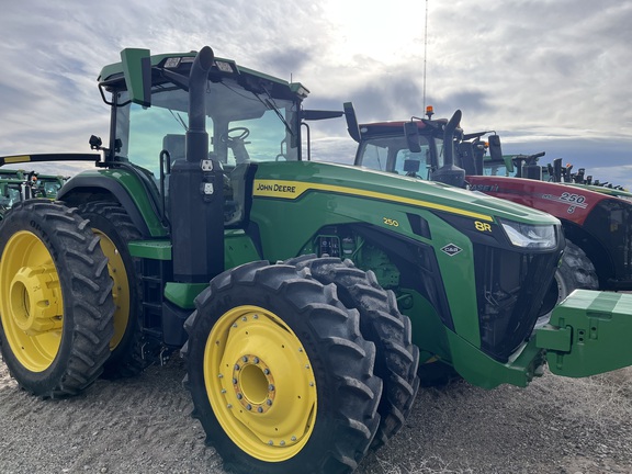 2022 John Deere 8R 250 Tractor