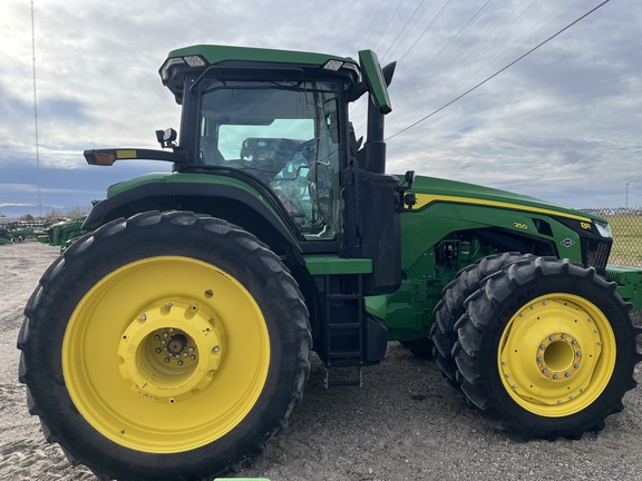 2022 John Deere 8R 250 Tractor