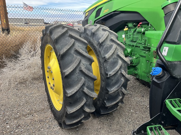 2022 John Deere 8R 250 Tractor