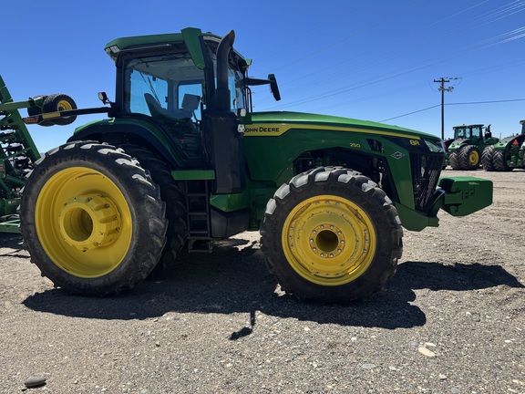 2022 John Deere 8R 250 Tractor