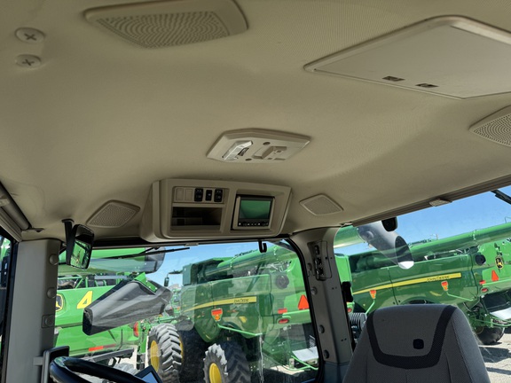 2022 John Deere 8R 250 Tractor