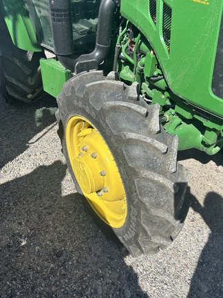 2022 John Deere 5075E Tractor