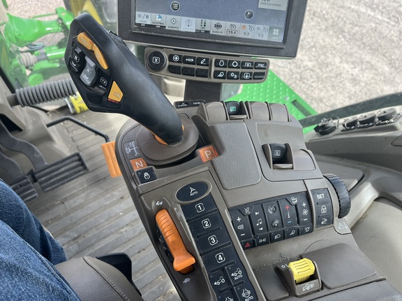 2022 John Deere 8R 250 Tractor