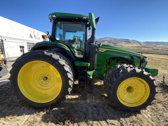 2023 John Deere 8R 250 Tractor