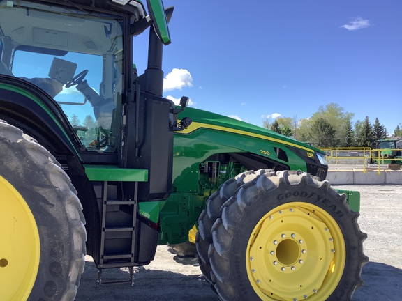 2023 John Deere 8R 250 Tractor