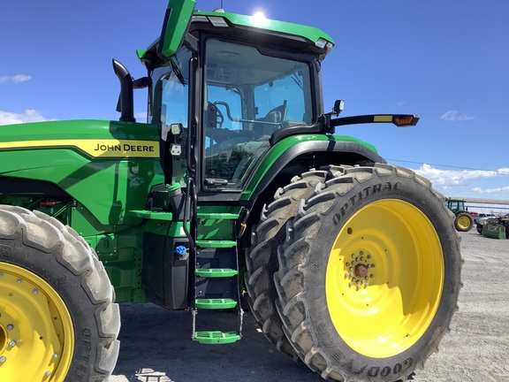 2023 John Deere 8R 250 Tractor