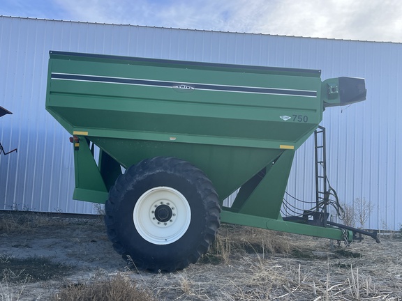 J&M 750-16 Grain Cart