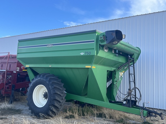 J&M 750-16 Grain Cart