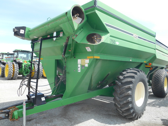 J&M 750-16 Grain Cart
