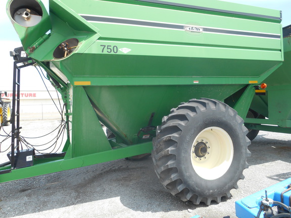 J&M 750-16 Grain Cart