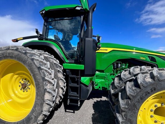 2023 John Deere 8R 250 Tractor