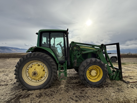 2005 John Deere 7420 Tractor